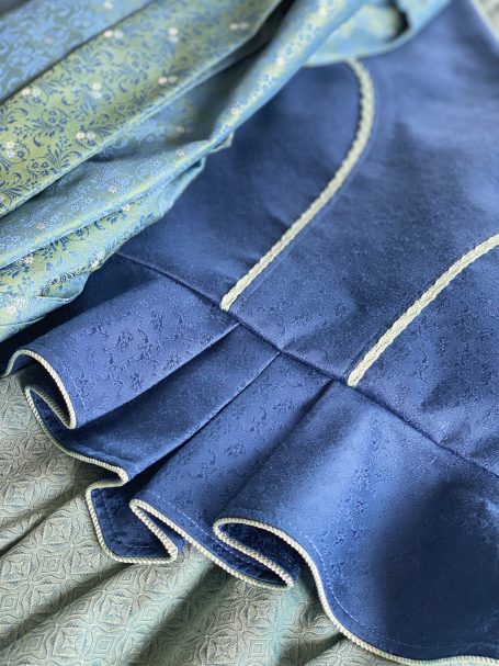Dirndl als Dreiteiler in Türkis-Blau