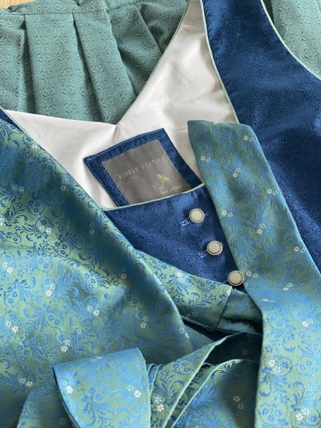 Dirndl als Dreiteiler in Türkis-Blau