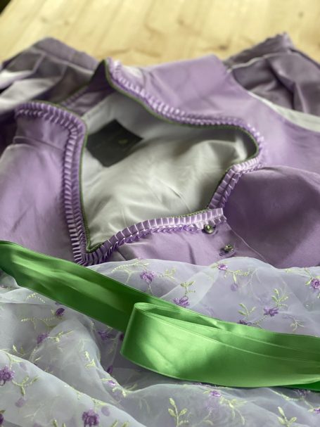 Braut-Dirndl als Dreiteiler in Flieder-Grün
